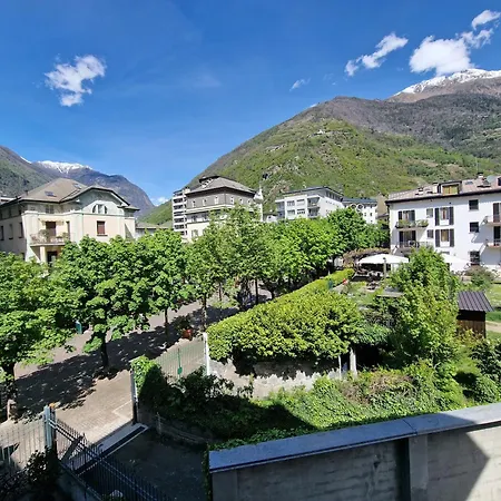 Апартаменты Bernina Station - 30 Steps To The Red Train Тирано